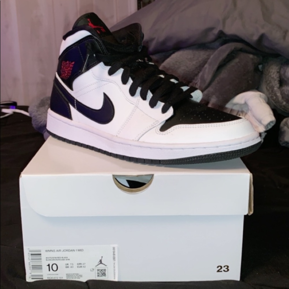 WMNS Air Jordan 1 Mid